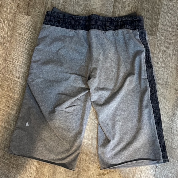 VGUC Vintage and VERY RARE Lululemon grey knee length shorts - Picture 5 of 6